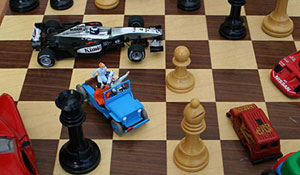 Foto tablero con piezas de ajedrez y coches en miniatura