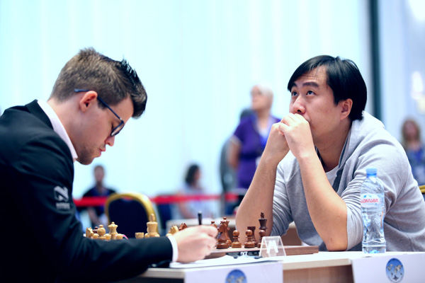 Carlsen y Xiangzhi se evitan las miradas en la primera partida 