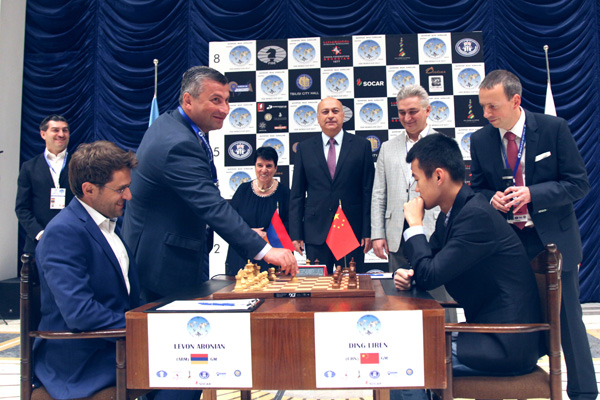 Levon Aronian y Ding Liren en la primera partida de la final