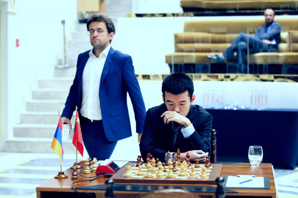 Levon Aronian y Ding Liren en la primera partida de la final