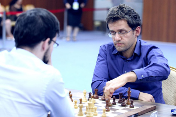 Vachier-Lagrave con Levon Aronian en la primera partida