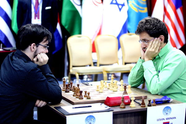 Vachier-Lagrave con Levon Aronian en la primera partida