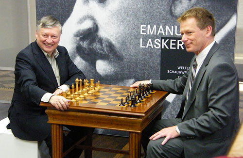 Anatoli Karpov con Richard Lutz (Trans-Europa-Schach-Express) con la histórica mesa y piezas de la Copa Mundial Emanuel Lasker y Carl Schlechter de Berlín 1910