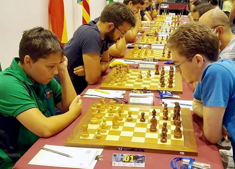 El lucense Pablo López Varela jugando al ajedrez con David Antón