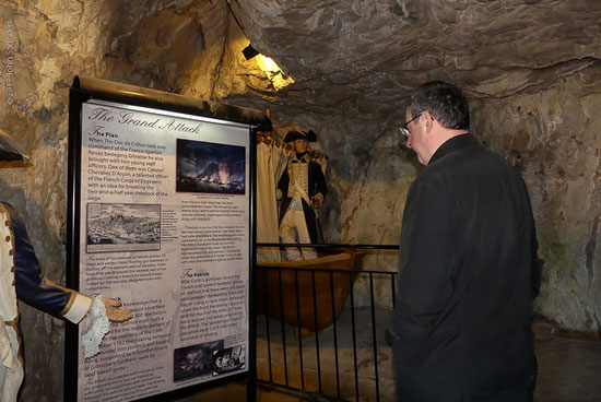 Por la mañana Jhon Saunders acompañó al subcampeón del mundial de 2012, Borís Gélfand, en su visita turística a la Cueva de San Miguel.