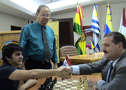 Saludo entre el Gobernador del Amambay Bartolomé "Ancho" Ramírez y Matías Latorre, observa Carlos Calleros