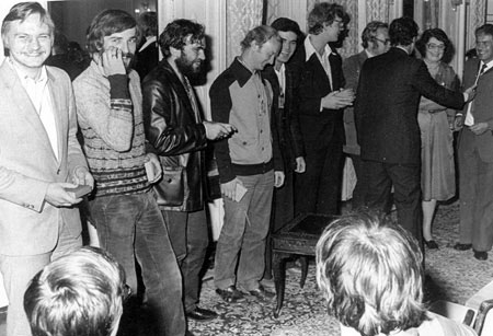 1981 Graz Ceremonia de entrega de premios Yusupov, Dolmatov, Psakhis, Kochiev, Kasparov y Vladimirov 