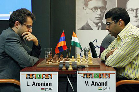 Anand vs Aronian con rostros serios tras comenzar a jugar