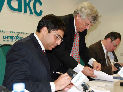 Anand y Gelfand firmando los contratos por el Campeonato del Mundo el 26 de noviembre