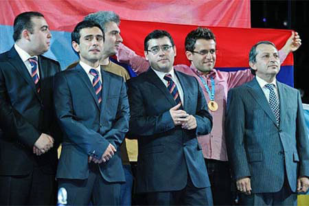 Armenia, tercer oro olímpico T Petrosian a la izquierda y el capitán A Petrosian a la derecha 
