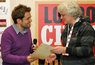 Aronian entrega el diploma de Mejor Libro del Año de la BCF a John Nunn