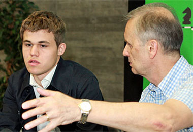 Carlsen comentando con Cebalo tras la partida con Shirov