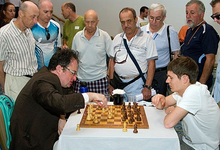 Boris Gelfand analizando con Artyom Timofeev 