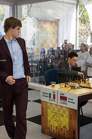 Carlsen mirando la partida Aronian Caruana. Ronda 5