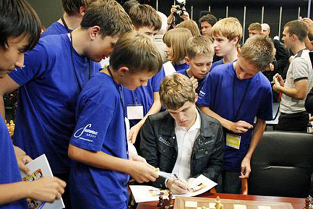 Carlsen rodeado de jóvenes admiradores