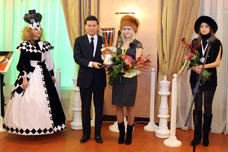 Ceremonia de clausura Iljumzhinov y la campeona Anna Ushenina