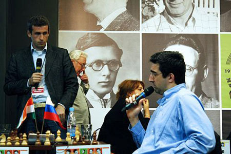 El presidente de la Federación Rusa Ilya Levitov hace preguntas sobre la partida a Kramnik