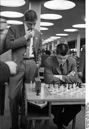 Fischer mirando la partida de Lombardy, en la Olimpiada de Leipzig 1960 v Ulrich Kohls