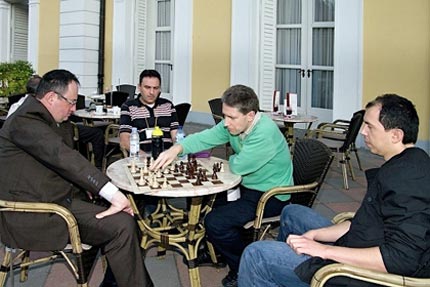 Post-mortem Gelfand y Adams, a la derecha Rustam Kasimdzhanov