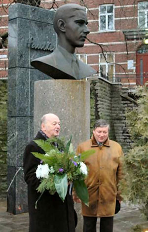 Iivi Nei y Anatoly Karpov homenajean a Keres el 7 de enero de 2005 ESS Kalev