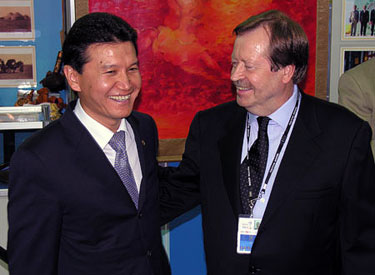 Ilyumzhinov y Besel Kok durante las elecciones de Turín 2006