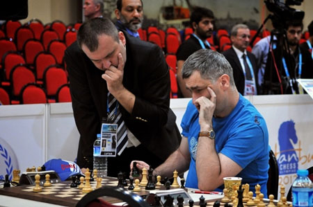 Ivanchuk analizando su partida con Al-Modiahki 