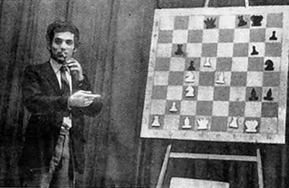 Kasparov comentando su partida con Korchnoi de Lucerna 1982