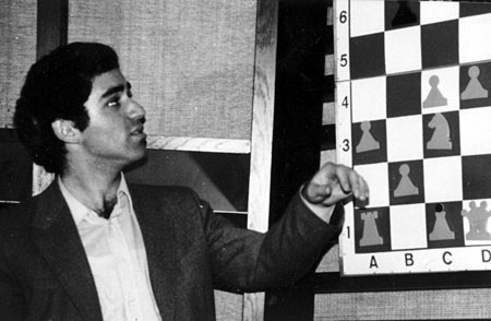 Kasparov comentando su partida con Portisch de Niksic 1983