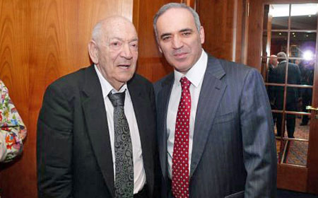 Korchnoi con Kasparov en Zurich, julio de 2011 cumpleaños 80 de Korchnoi
