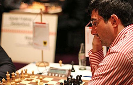 Kramnik jugando una espectacular india del Rey contra Gustafson 