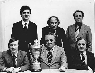 La URSS en Malta 1980 Karpov, Geller y Balashov, parados Kasparov, Tal y Polugaevsky. Foto © APN