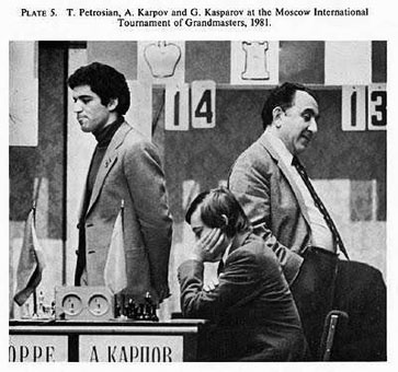 Moscú 1981 Kasparov y Petrosian de pie, Karpov sentado