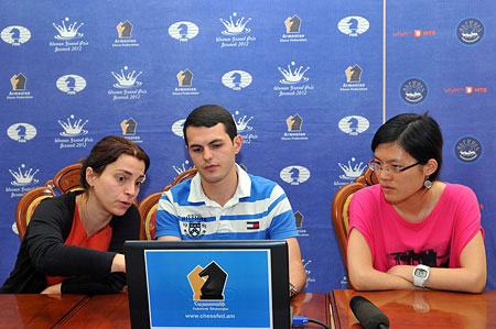 Nino Khurtsidze y Hou Yifan analizando la partida 