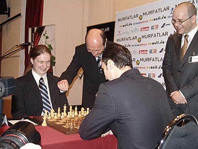 El presidente de Rumania, Traian Basescu, realiza la jugada inicial del match.