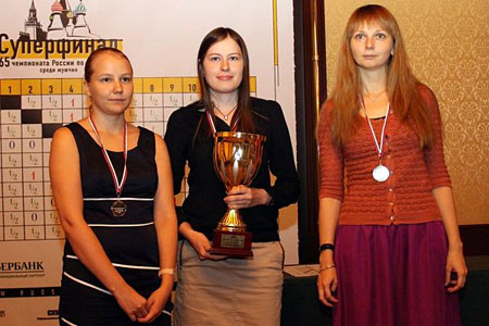 Podio femenino Valentina Gunina, Natalia Pogonina y Nadezhna Kosintseva 