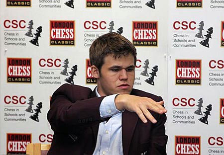 R 1 Carlsen analizando en la sala de prensa 