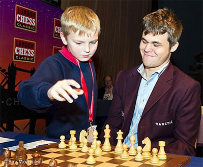 R 4 El niño comenzó con 1.d4 pero Carlsen jugó 1.e4 