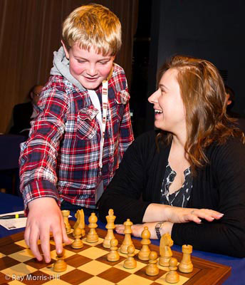 R 7 Un joven inaugurador de partidas jugando 1.e4 por Judit Polgar 