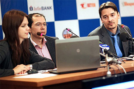 R 9 Anastasiya Karlovich Kasimdzhanov y Morozevich en la conferencia de prensa 
