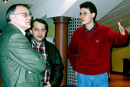 Razuvaev, entrenador de Ponomariov, con Arshak Petrosian y Leko en Linares 2003