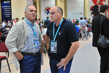Ronda 6 Kasparov conversando con el capitán ruso y su ex entrenador Yuri Dokhoian 