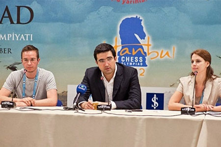 Ronda 6 Kramnik en la conferencia de prensa tras derrotar a Aronian, con Robert Fontaine y Anastasiya Karlovich 