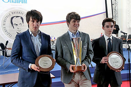 Teimour Radjabov (tercero), Magnus Carlsen (primero) y Fabiano Caruana (segundo)